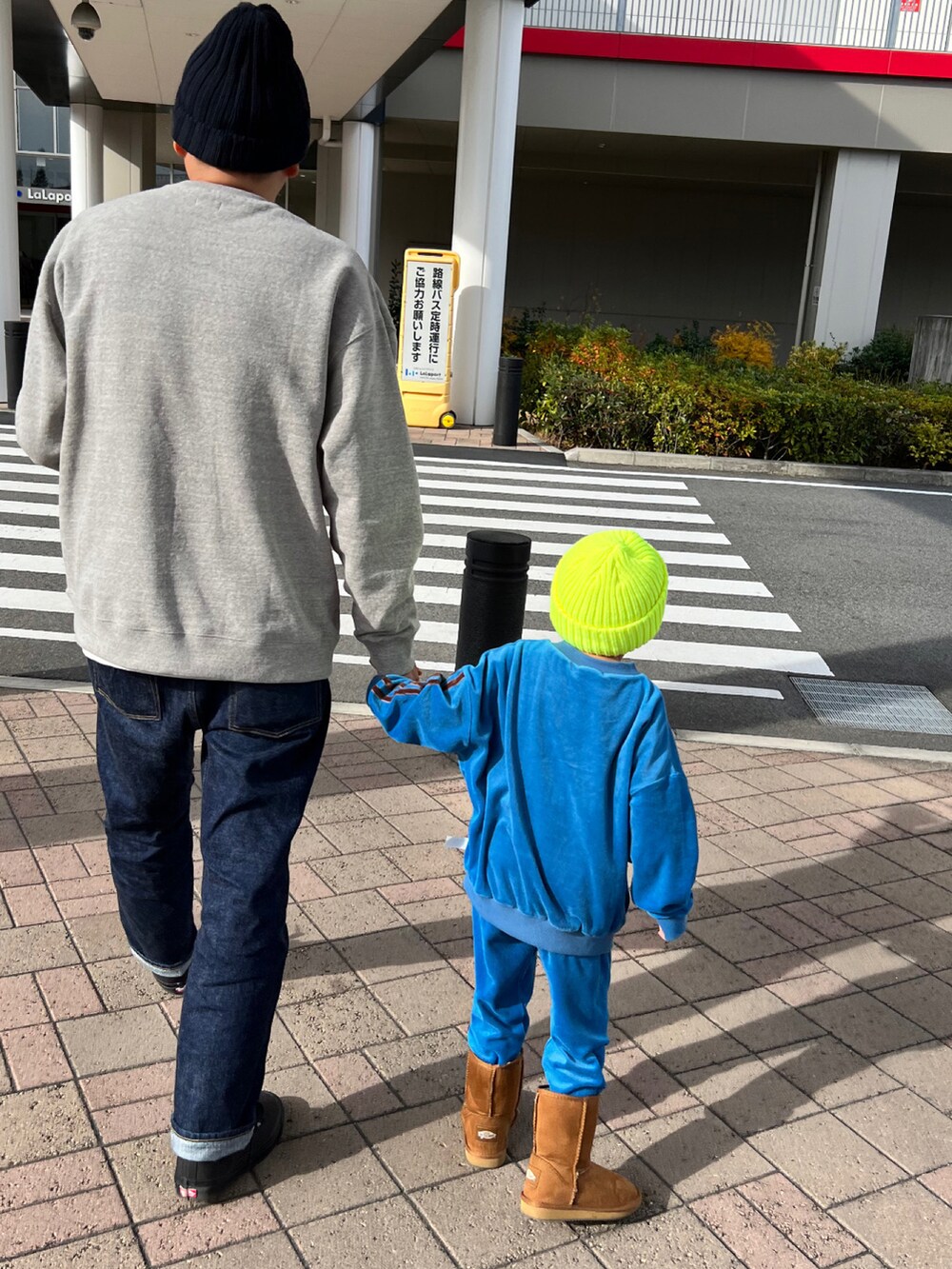 グレー系のスウェット、ブラック系のスニーカー、ブルー系のトップスを着用したメンズの冬コーディネートの2枚目の写真
