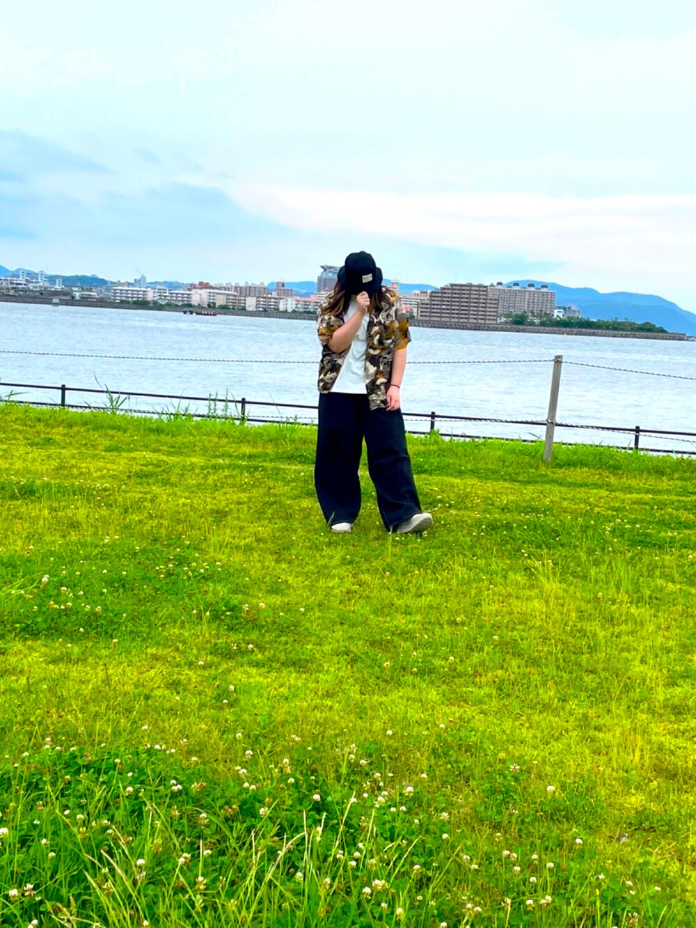 ブラック系のパンツ、ブラック系のシャツ/ブラウス、ホワイト系のTシャツ/カットソーを着用したレディースの夏コーディネートの2枚目の写真