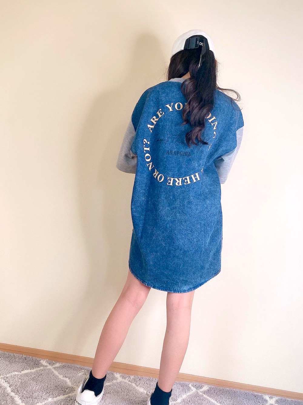 ホワイト系のスニーカー、グレー系のTシャツ/カットソー、ホワイト系のキャップを着用したキッズの夏コーディネートの2枚目の写真