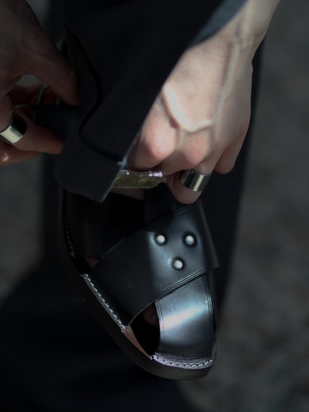 ブラック系のその他アウター、ブラック系のスラックス、ブラック系のサンダルを着用したメンズの春コーディネートの4枚目の写真