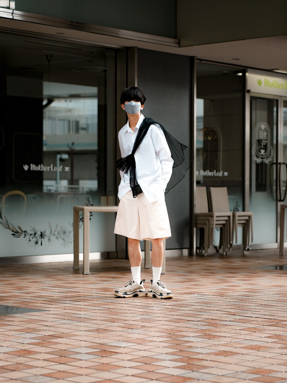 その他のスニーカー、ホワイト系のその他パンツ、ホワイト系のシャツ/ブラウスを着用したメンズの秋コーディネートの2枚目の写真