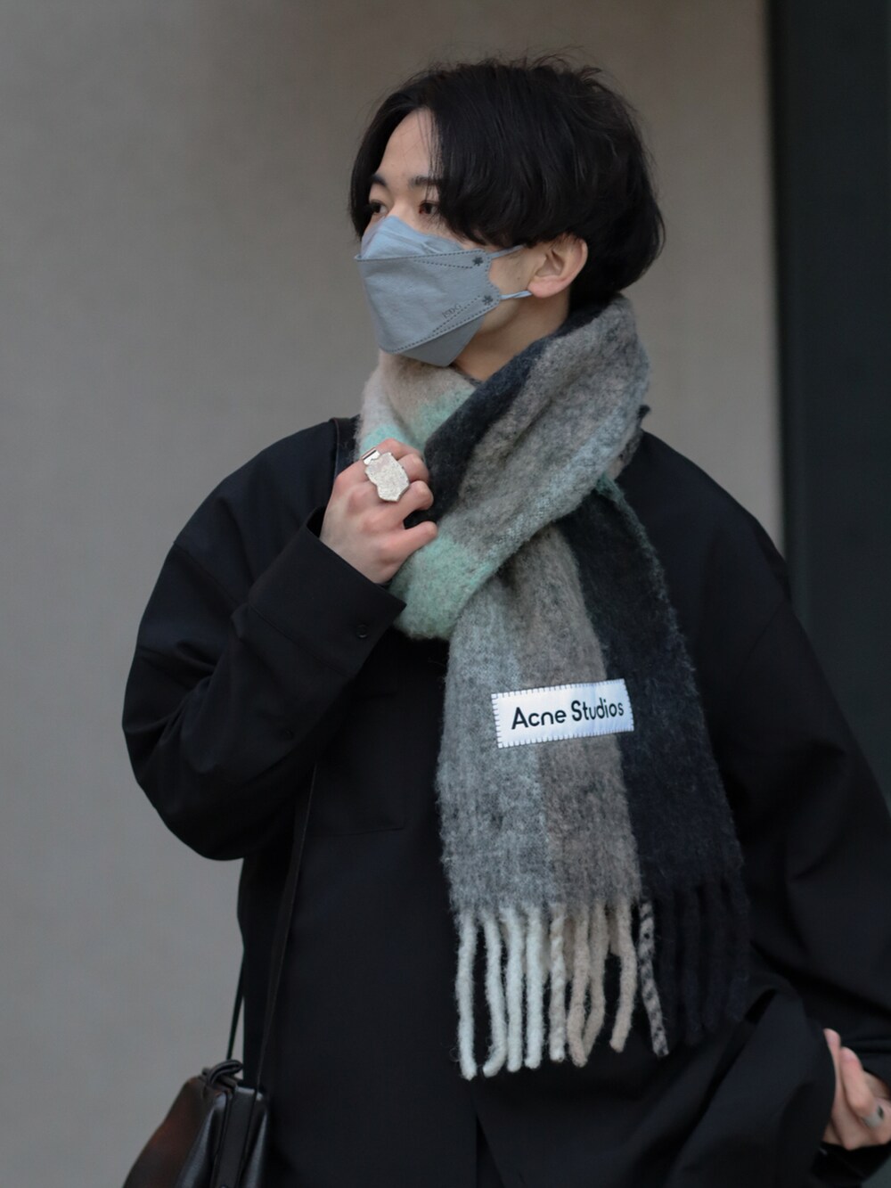 ブラック系のニット/セーター、ブラック系のシャツ/ブラウス、ブラック系のその他パンツを着用したメンズの冬コーディネートの2枚目の写真