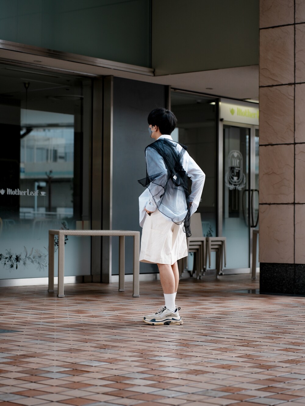 その他のスニーカー、ホワイト系のその他パンツ、ホワイト系のシャツ/ブラウスを着用したメンズの秋コーディネートの3枚目の写真