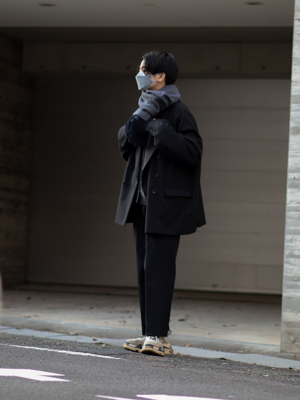 ベージュ系のスニーカー、ブラック系のその他パンツ、ブラック系のテーラードジャケットを着用したメンズの冬コーディネートの3枚目の写真