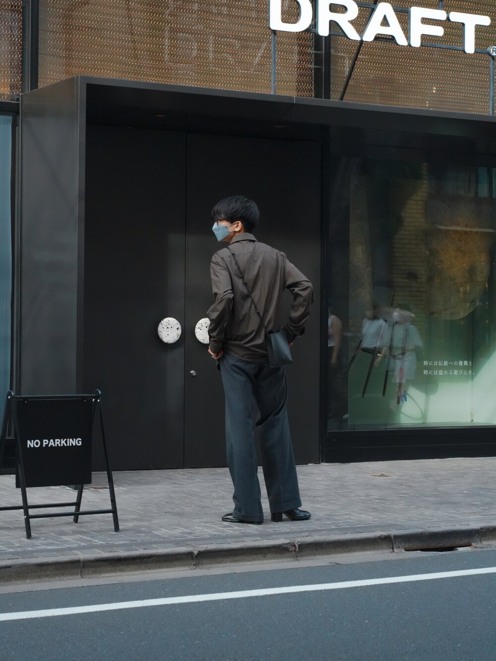 ブラック系のスラックス、ブラック系のブーツ、ブラウン系のシャツ/ブラウスを着用したメンズの秋コーディネートの2枚目の写真