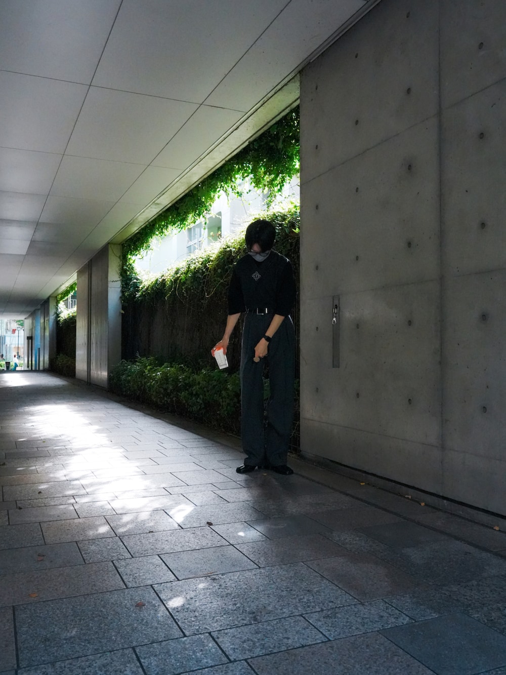 ブラック系のスラックス、ブラック系のブーツ、ブラック系のその他トップスを着用したメンズの秋コーディネートの2枚目の写真