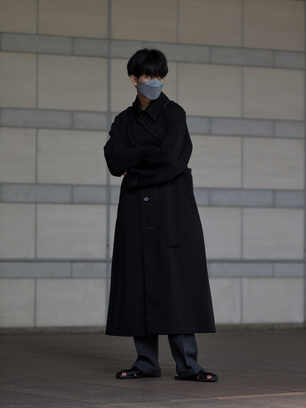 ブラック系のその他アウター、ブラック系のスラックス、ブラック系のサンダルを着用したメンズの春コーディネートの3枚目の写真