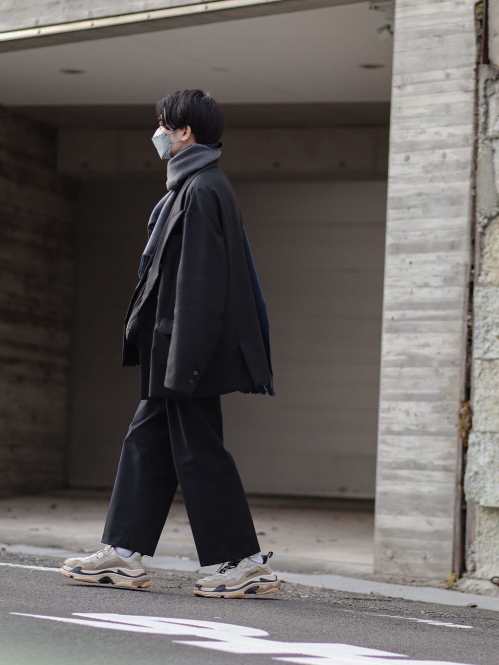 ベージュ系のスニーカー、ブラック系のその他パンツ、ブラック系のテーラードジャケットを着用したメンズの冬コーディネートの2枚目の写真