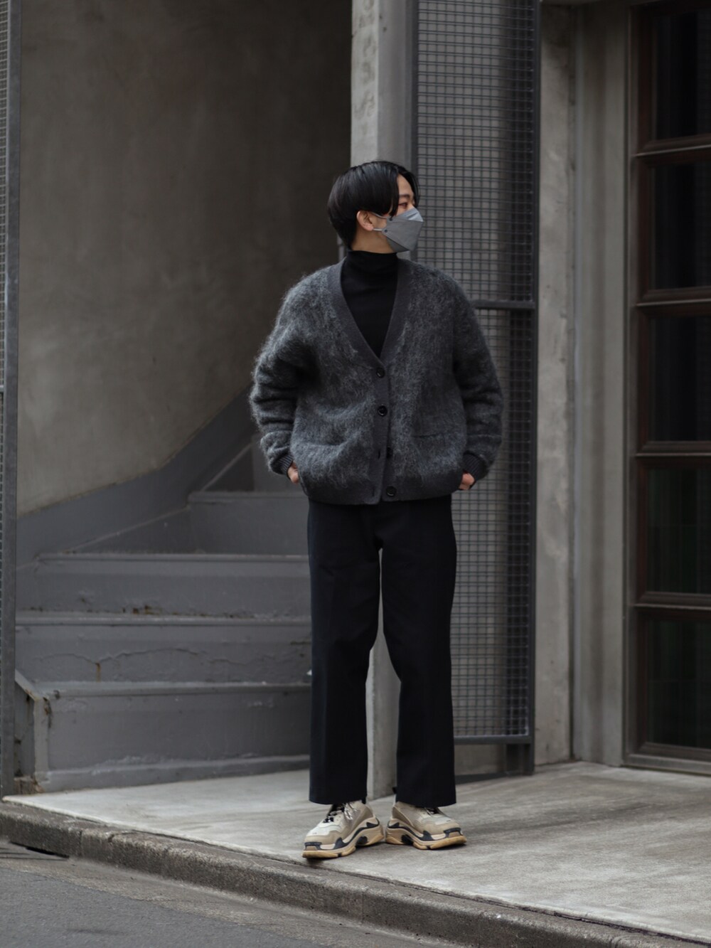 ブラック系のカーディガン/ボレロ、ブラック系のその他パンツ、その他のスニーカーを着用したメンズの冬コーディネートの2枚目の写真