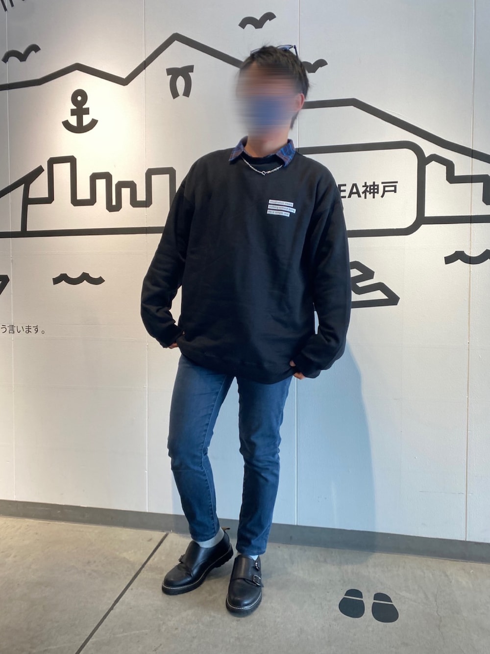 ブラック系のその他シューズ、ブルー系のデニムパンツ、ブラック系のスウェットを着用したメンズの冬コーディネートの2枚目の写真