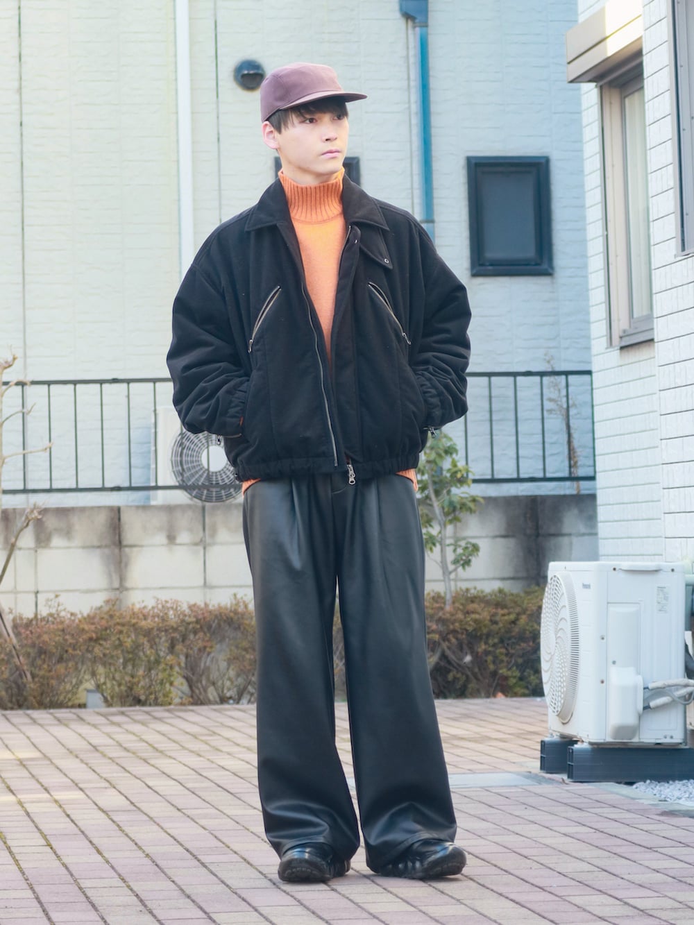 ブラック系のその他パンツ、ブラック系のスニーカー、ブラック系のジャケット/アウターを着用したメンズの冬コーディネートの2枚目の写真