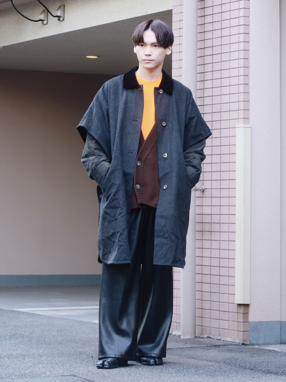 ブラウン系のカーディガン/ボレロ、オレンジ系のTシャツ/カットソー、グレー系のジャケット/アウターを着用したメンズの秋コーディネートの2枚目の写真