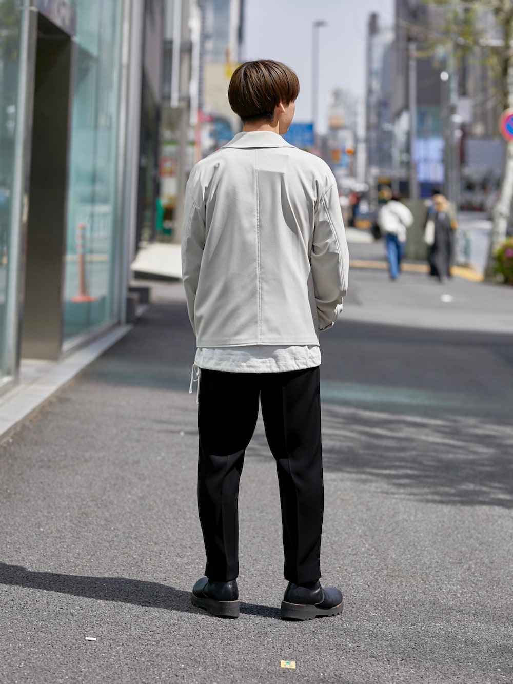 「ベージュ、レイヤードスタイル、休日スタイル、プチプラ、ビッグシルエット、淡色コーデ、スラックス、春コーデ、モード、シンプルコーデ」｜「PUBLIC TOKYOのスーパールーズコードTEE（Tシャツ/カットソー、ホワイト系）」を使った、Tsubasaさん（メンズ・171cm）の春コーディネートの4枚目の写真