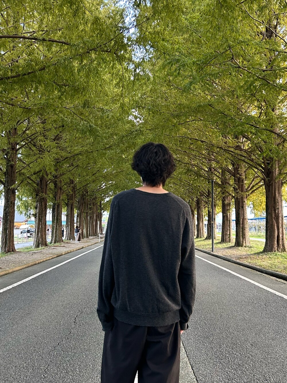 ブラック系のスラックスを着用したメンズの秋コーディネートの4枚目の写真