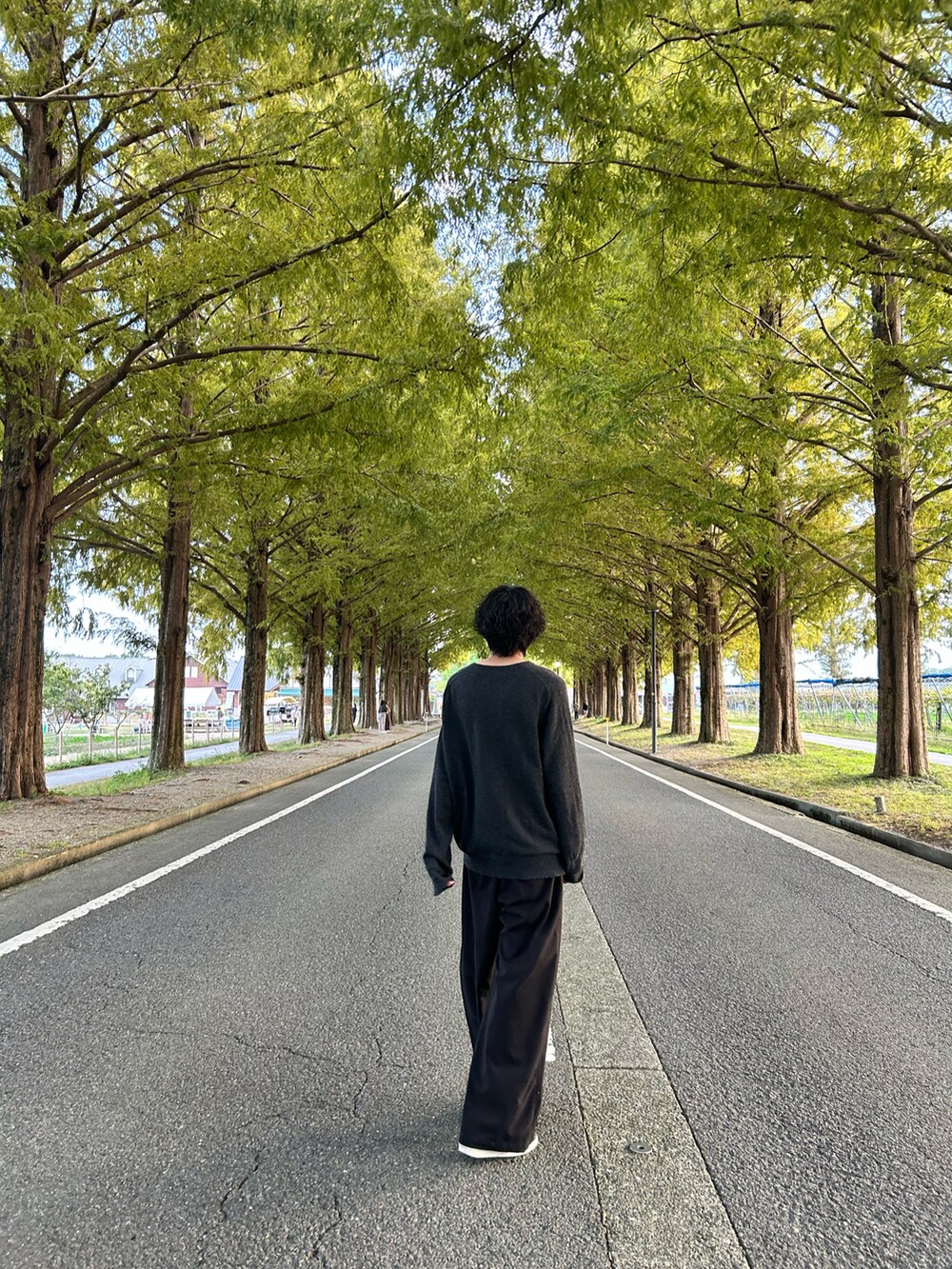 ブラック系のスラックスを着用したメンズの秋コーディネートの3枚目の写真