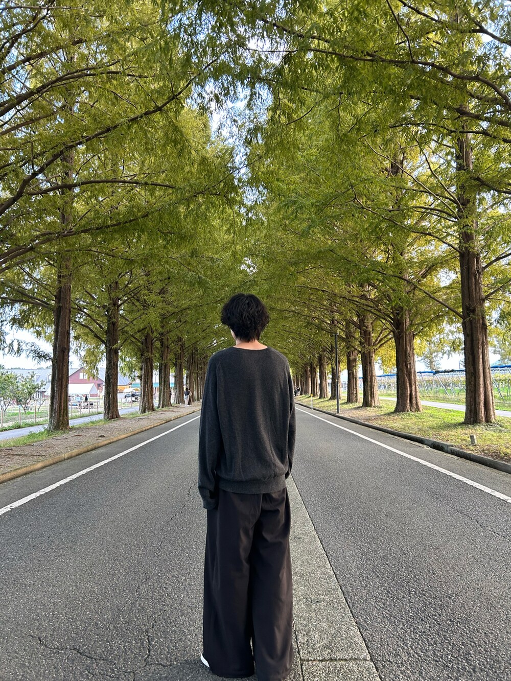 ブラック系のスラックスを着用したメンズの秋コーディネートの2枚目の写真