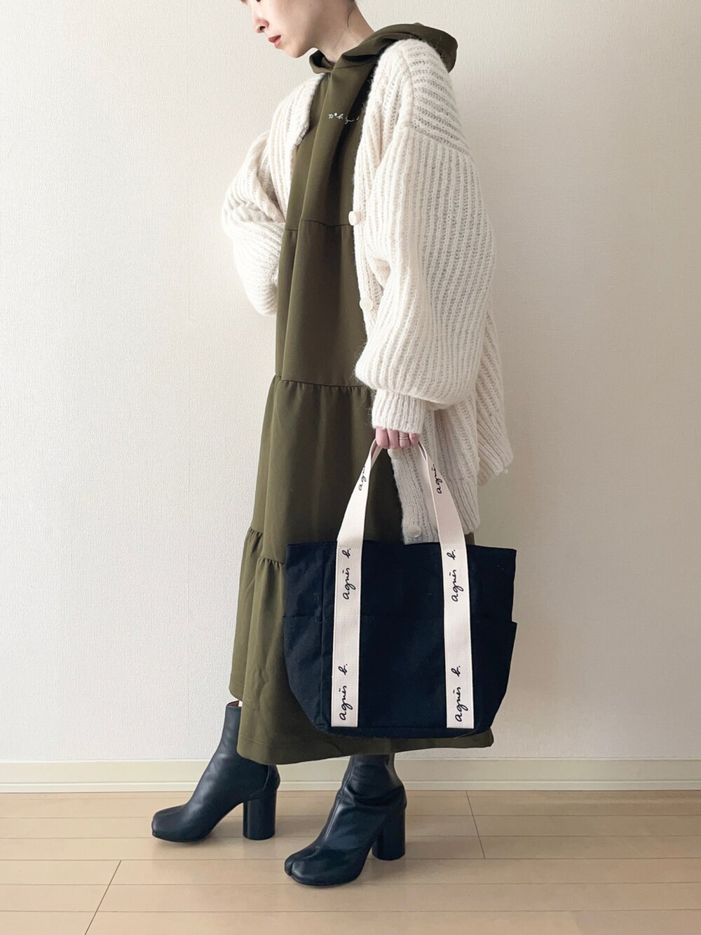 「春服デビュー宣言、To b. by agnes b.、tobbyagnesb、agnes b.、アニエスベー、ワンピース、カーディガン、ショートブーツ、足袋ブーツ、トートバッグ、オトナカジュアル、大人カジュアル、カジュアルコーデ、春コーデ」|「NANO universeのLB.04/WEB限定 前後2WAYニット(カーディガン/ボレロ、ホワイト系)」を使った、𝐀𝐍𝐘さん(レディース・156cm)の春コーディネートの2枚目の写真