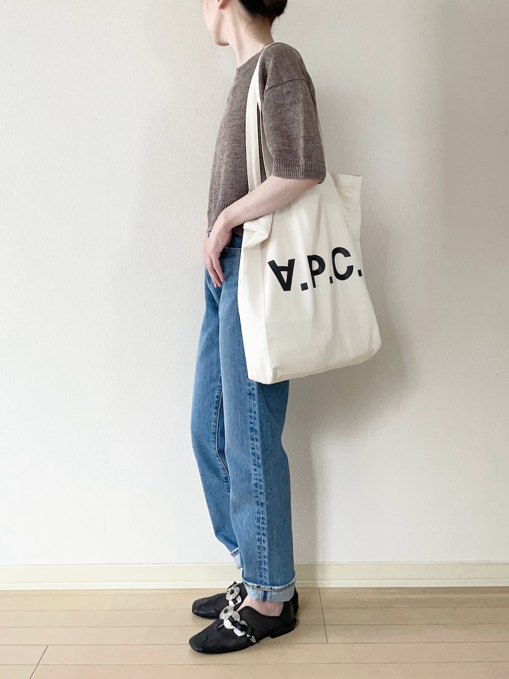 「アツいコーデ全部見せ、リネン、クロップドトップス、デニムパンツ、トートバッグ、ロゴトート、大人カジュアル、オトナカジュアル、カジュアルコーデ、シンプルコーデ、ご近所コーデ」｜「6のアイテム（ニット/セーター、ブラウン系）」を使った、𝐀𝐍𝐘さん（レディース・156cm）の夏コーディネートの2枚目の写真