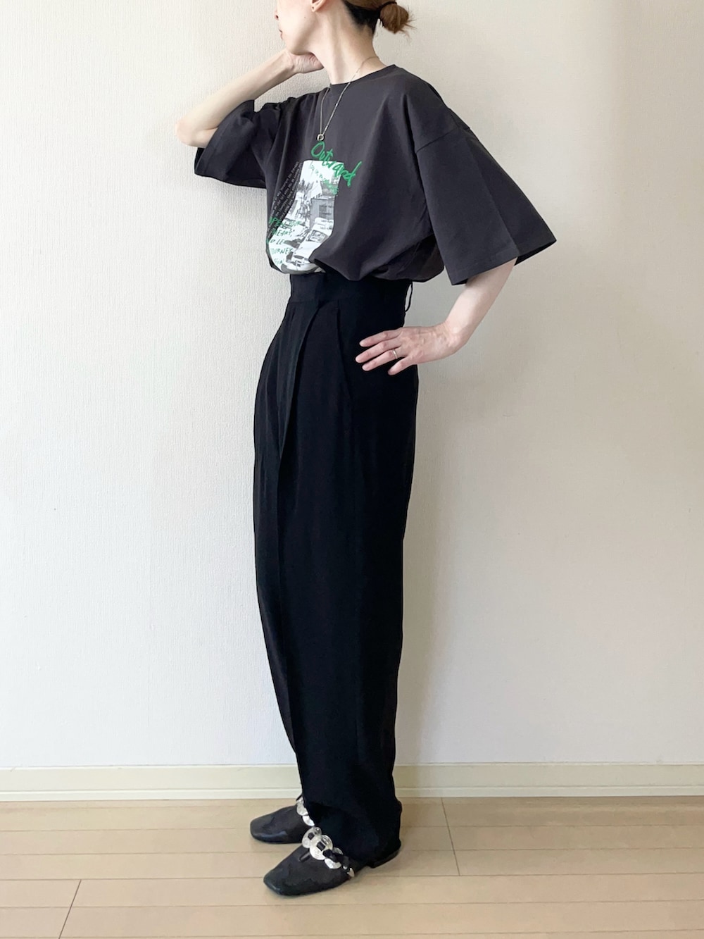 「プリントT、ワイドパンツ、フラットシューズ、モノトーン、モノトーンコーデ、大人カジュアル、オトナカジュアル、カジュアルコーデ、シンプルコーデ」｜「tiptopのアソートフォトロゴBIGTシャツ（Tシャツ/カットソー、グレー系）」を使った、𝐀𝐍𝐘さん（骨格ウェーブ・レディース・156cm）の夏コーディネートの2枚目の写真