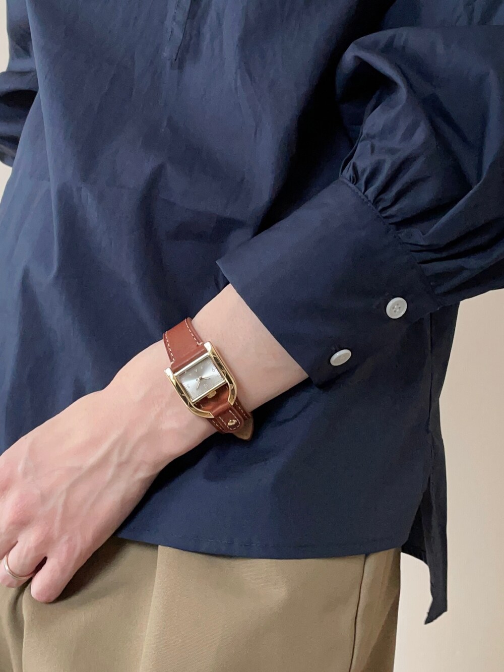 「セーラーカラー、ブラウス、チノパン、ローファー、ショルダーバッグ、巾着バッグ、ブレスレット、腕時計、Fossil、オトナカジュアル、大人カジュアル、カジュアルコーデ、春コーデ」|「Le temps richeのセーラーカラーリボンブラウス <Le temps riche>(シャツ/ブラウス、ブルー系)」を使った、𝐀𝐍𝐘さん(レディース・156cm)の春コーディネートの5枚目の写真