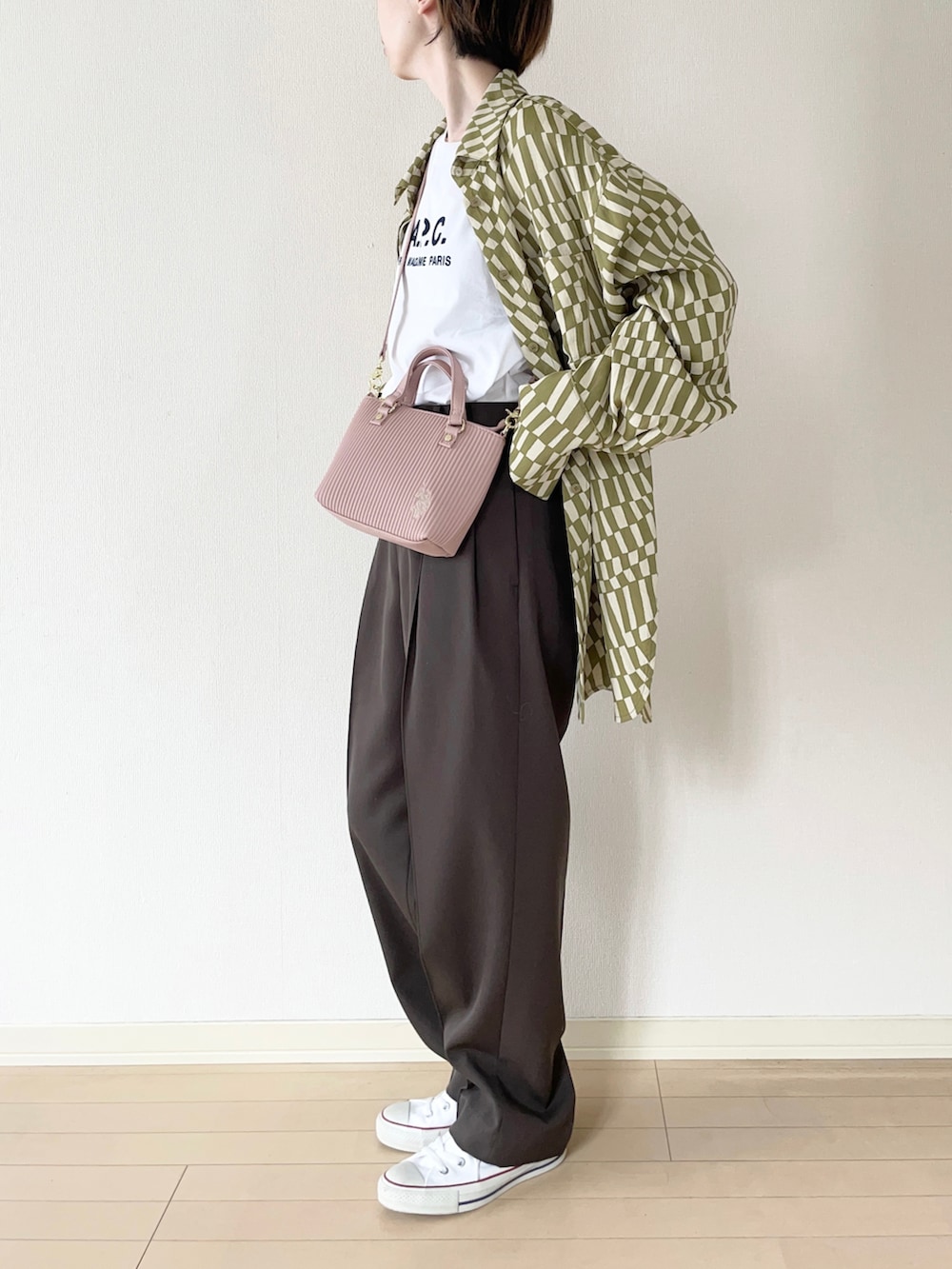 「USポロ、柄シャツ、レイヤードスタイル、スラックス、スニーカー、converse、コンバース、ミニバッグ、大人カジュアル、オトナカジュアル、カジュアルコーデ、秋コーデ、秋カラー」｜「TODAYFULのジオメトリックオーバーシャツ（シャツ/ブラウス、グリーン系）」を使った、𝐀𝐍𝐘さん（レディース・156cm）の秋コーディネートの2枚目の写真