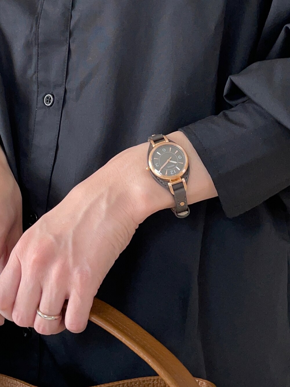 「reca、recaコーデ、Fossil、FOSSILSTYLE、フォッシル、ボリューム袖、ブラウス、シャツスタイル、ハイネック、レイヤードスタイル、カラーパンツ、スニーカー、ハンドバッグ、オトナカジュアル、大人カジュアル」|「recaの袖口タックブラウス(シャツ/ブラウス、ブラック系)」を使った、𝐀𝐍𝐘さん(レディース・156cm)の秋コーディネートの3枚目の写真
