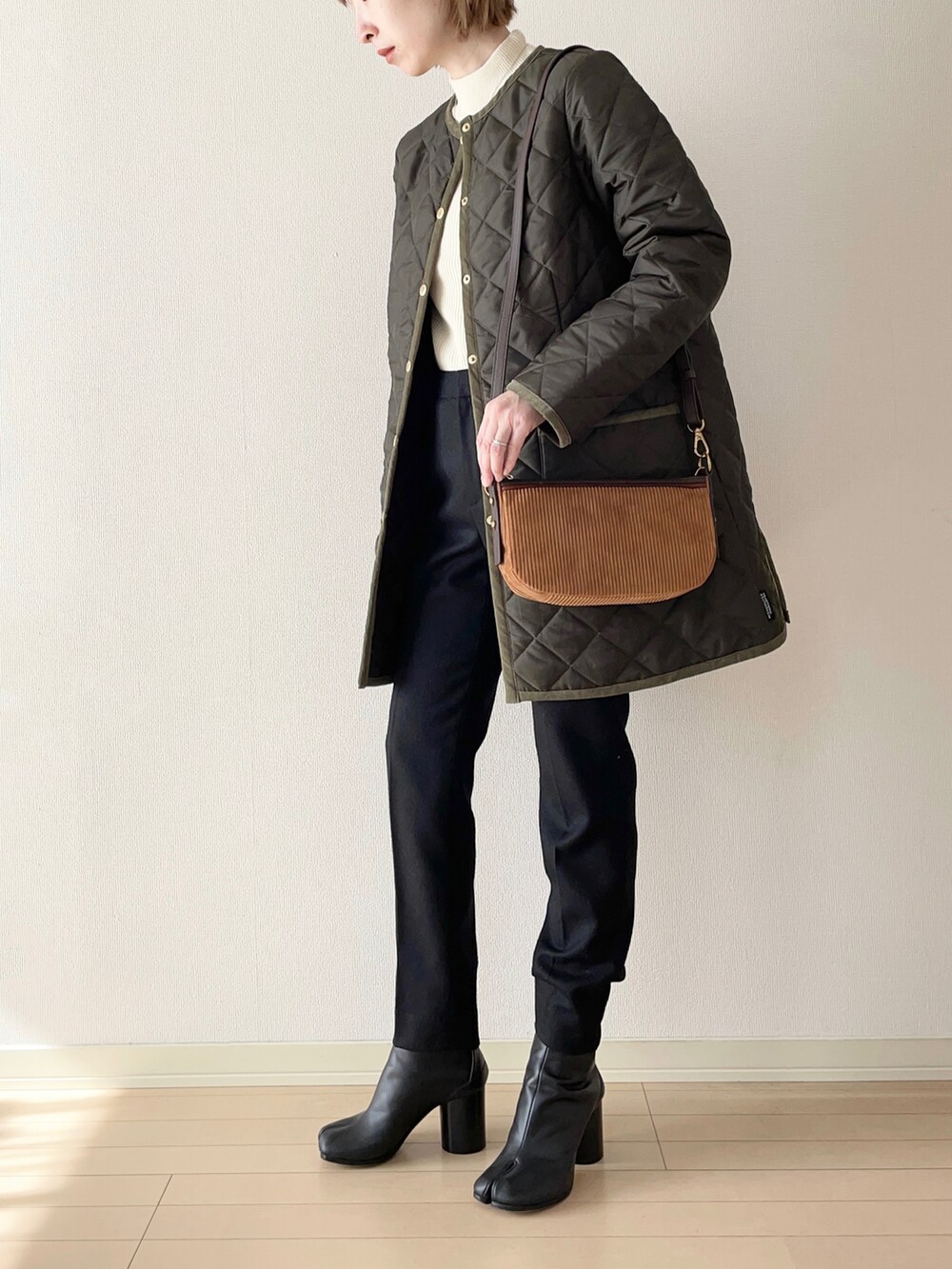 「Traditional Weatherwear、トラディショナルウェザーウェア、TWW、キルティングジャケット、ハイネックニット、テーパードパンツ、ショートブーツ、足袋ブーツ、Fossil、FOSSILSTYLE、フォッシル、ショルダーバッグ、秋コーデ、冬コーデ」|「Traditional WeatherwearのARKLEY MIDDLE(その他アウター、グリーン系)」を使った、𝐀𝐍𝐘さん(レディース・156cm)の秋コーディネートの2枚目の写真