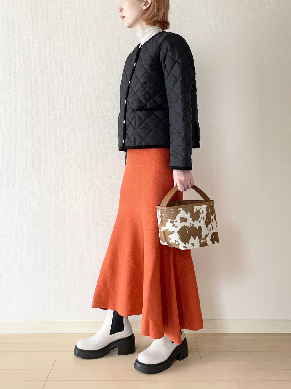 「秋ルック紹介するよ、Traditional Weatherwear、トラディショナルウェザーウェア、TWW、odetteeodile、オデットエオディール、ブーツ、足元コーデ、キルティングジャケット、マーメイドスカート、ハイネック、ハンドバッグ、大人カジュアル、オトナカジュアル」|「Traditional WeatherwearのARKLEY(ノーカラージャケット、ブラック系)」を使った、𝐀𝐍𝐘さん(レディース・156cm)の秋コーディネートの2枚目の写真