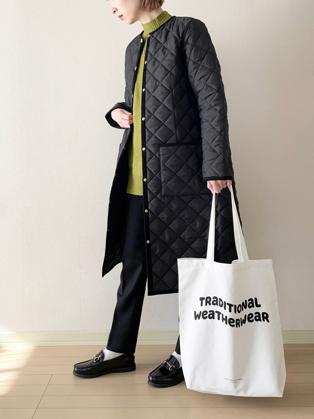 「Traditional Weatherwear、トラディショナルウェザーウェア、TWW、キルティングジャケット、ハイネックニット、テーパードパンツ、ローファー、トートバッグ、大人カジュアル、オトナカジュアル、秋コーデ、秋冬コーデ、冬コーデ」|「Traditional WeatherwearのARKLEY LONG(その他アウター、ブラック系)」を使った、𝐀𝐍𝐘さん(レディース・156cm)の秋コーディネートの2枚目の写真