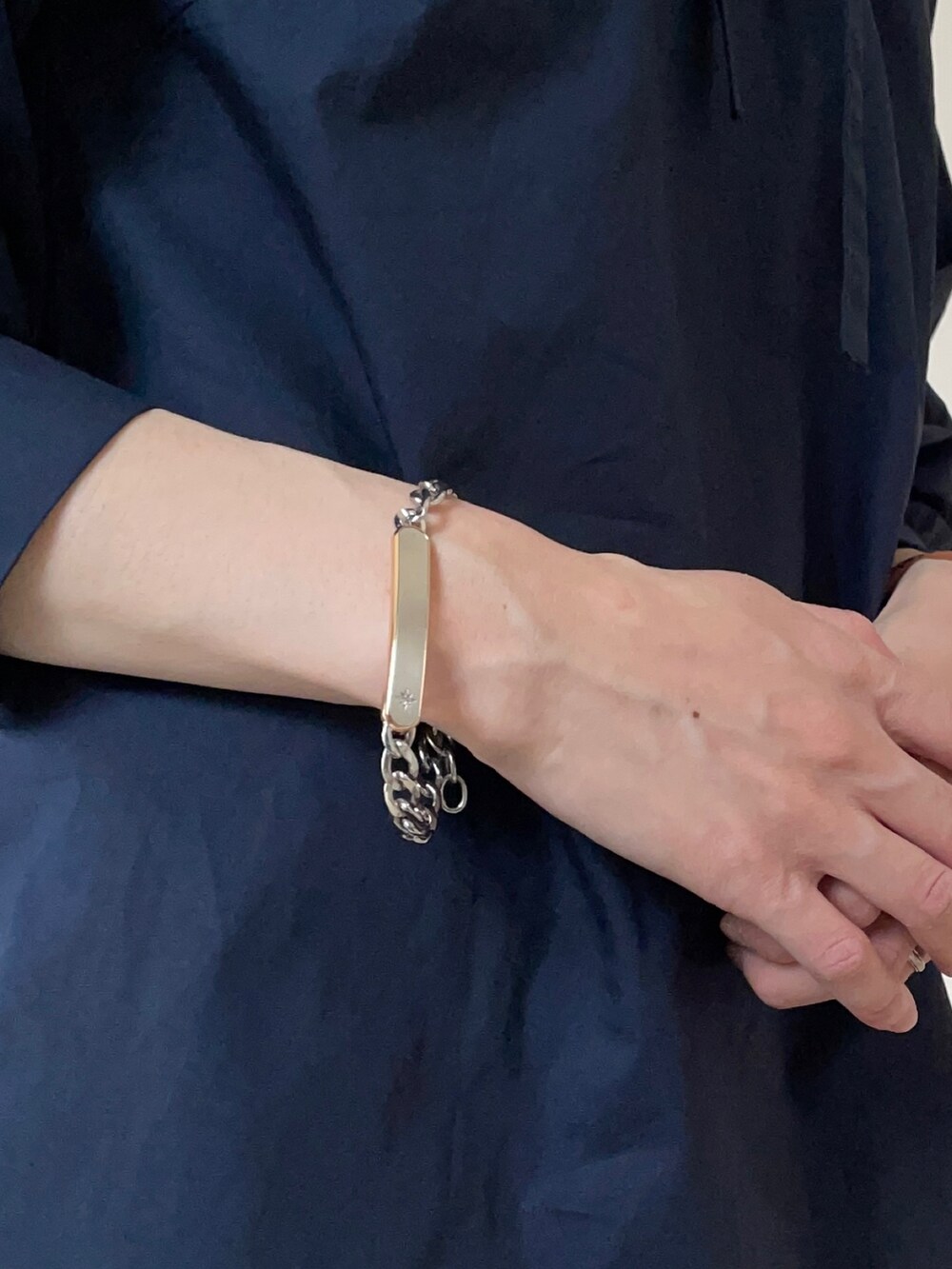 「セーラーカラー、ブラウス、チノパン、ローファー、ショルダーバッグ、巾着バッグ、ブレスレット、腕時計、Fossil、オトナカジュアル、大人カジュアル、カジュアルコーデ、春コーデ」|「Le temps richeのセーラーカラーリボンブラウス <Le temps riche>(シャツ/ブラウス、ブルー系)」を使った、𝐀𝐍𝐘さん(レディース・156cm)の春コーディネートの4枚目の写真