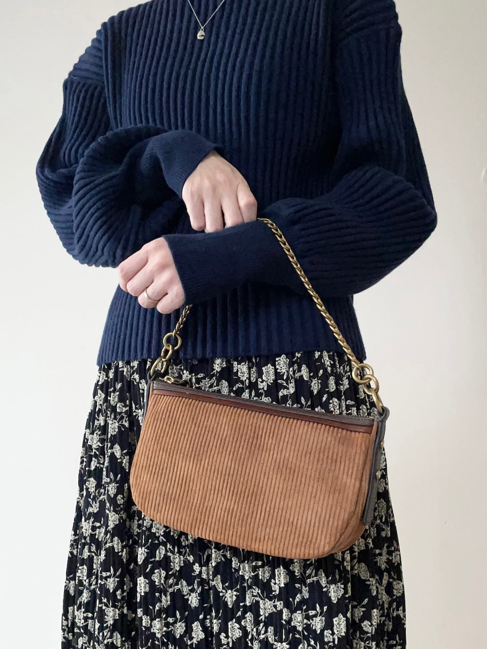 「renorm、リノーム、リブニット、花柄スカート、ロングスカート、ショートブーツ、足袋ブーツ、Fossil、FOSSILSTYLE、フォッシル、ハンドバッグ、大人カジュアル、オトナカジュアル、冬コーデ」|「ReNormの【SET UP対応】リブニットプルオーバー(ニット/セーター、ブルー系)」を使った、𝐀𝐍𝐘さん(レディース・156cm)の冬コーディネートの3枚目の写真