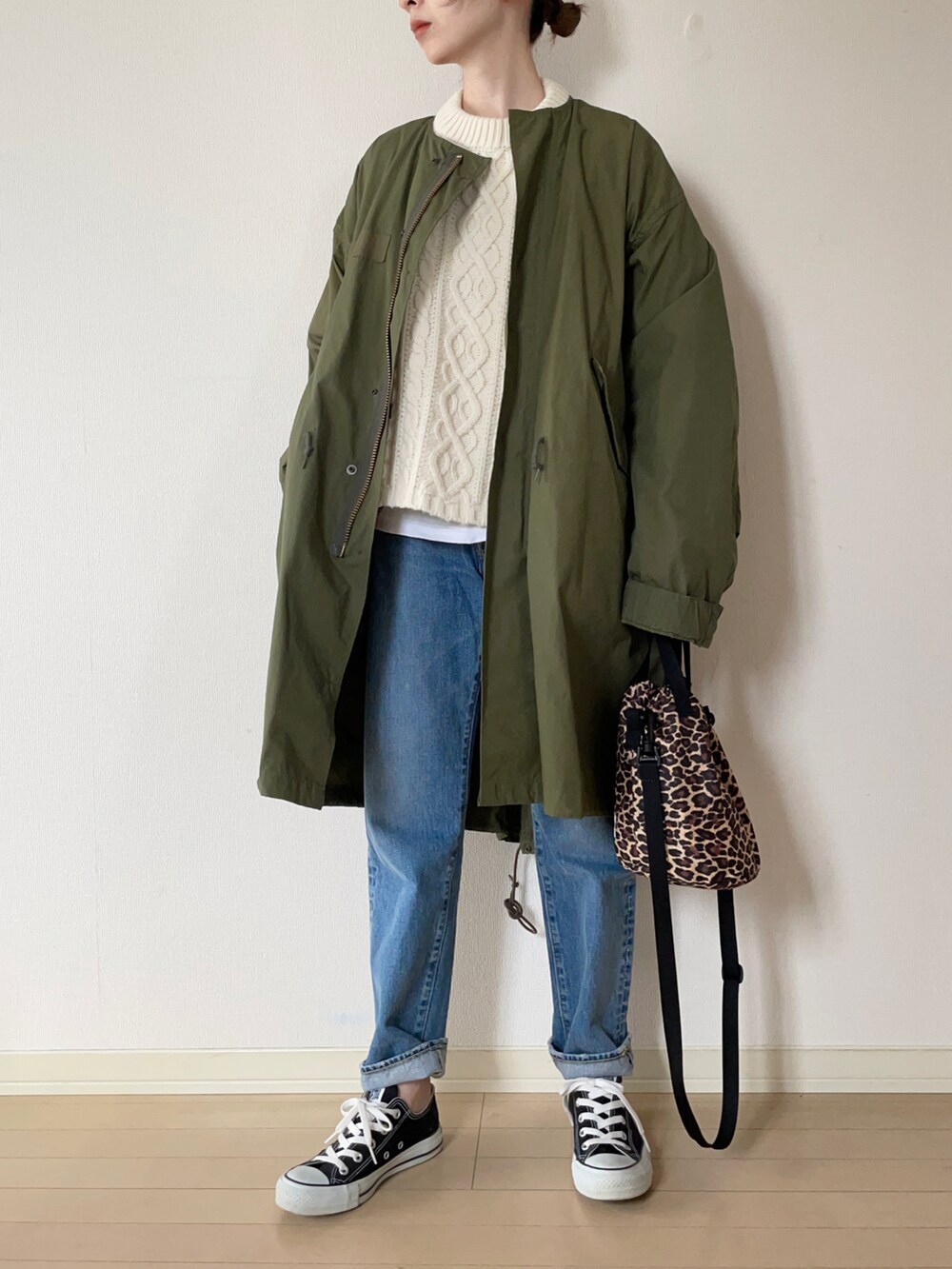 「カジュアルコーデ、オトナカジュアル、オトナ女子、ootd、おしゃれさんと繋がりたい、オーバーサイズ、ニット、アウター、冬、レイヤードスタイル、ミリタリージャケット、ショルダーバッグ、レオパード、コンバース、converse」｜「THE SHINZONEのFIELD PARKER（ミリタリージャケット、グリーン系）」を使った、𝐀𝐍𝐘さん（レディース・156cm）の冬コーディネートの2枚目の写真