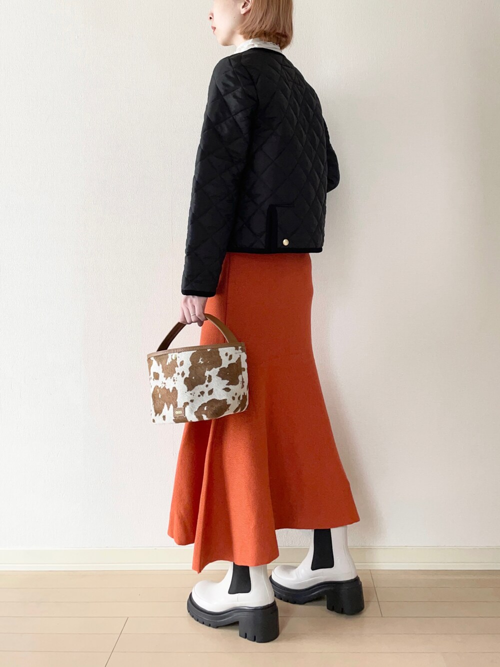 「秋ルック紹介するよ、Traditional Weatherwear、トラディショナルウェザーウェア、TWW、odetteeodile、オデットエオディール、ブーツ、足元コーデ、キルティングジャケット、マーメイドスカート、ハイネック、ハンドバッグ、大人カジュアル、オトナカジュアル」|「Traditional WeatherwearのARKLEY(ノーカラージャケット、ブラック系)」を使った、𝐀𝐍𝐘さん(レディース・156cm)の秋コーディネートの3枚目の写真