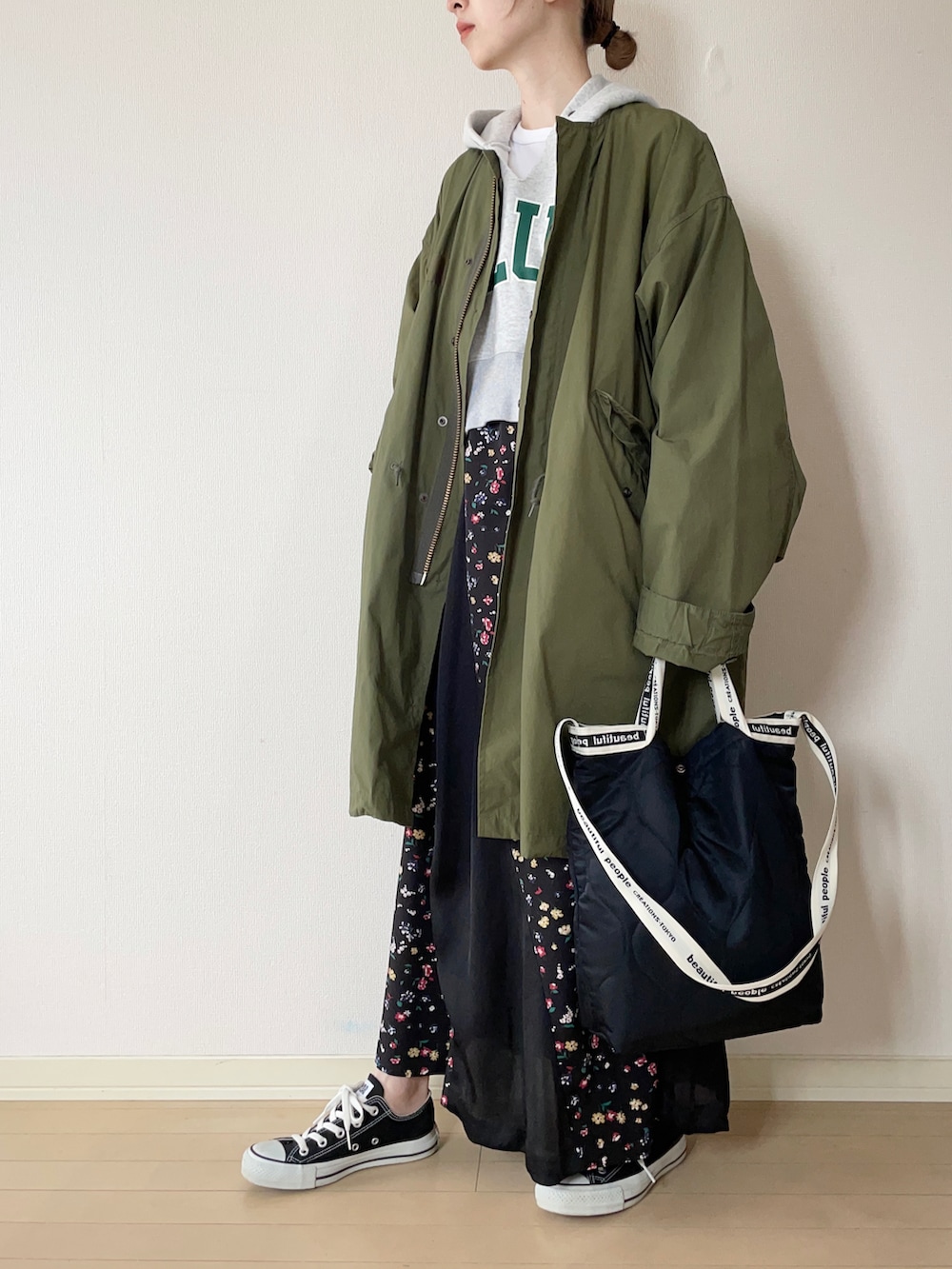 「コンバース、ワンピース、スカート、カジュアル、ショルダーバッグ、converse、ミリタリージャケット、ロングワンピース、ゆったりコーデ、着回しコーデ、オトナカジュアル、秋コーデ、おしゃれさんと繋がりたい」｜「THE SHINZONEのFIELD PARKER（ミリタリージャケット、グリーン系）」を使った、𝐀𝐍𝐘さん（レディース・156cm）の秋コーディネートの2枚目の写真