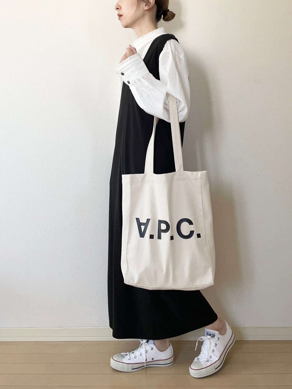 「春コーデ、カジュアルコーデ、大人カジュアル、トレンチコート、ジャンパースカート、ハイネック、ブラウス、コンバース、converse、トートバッグ、ootd、スカートスタイル、ロングスカート、モノトーン」|「6の<6(ROKU)>COTTON×FAKE FUR PRINT LINER TRENCH COAT/コート(トレンチコート、ベージュ系)」を使った、𝐀𝐍𝐘さん(レディース・156cm)の春コーディネートの2枚目の写真