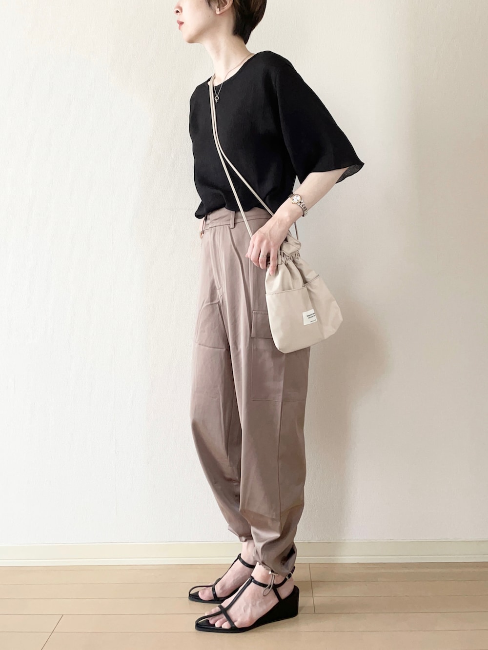 「サテンパンツ、カーゴパンツ、モカ、サンダル、サンダルコーデ、ショルダーバッグ、巾着バッグ、オトナカジュアル、大人カジュアル、カジュアルコーデ、シンプルコーデ、夏コーデ」|「select MOCAの2023 SS 楊柳シフォンハーフスリーブブラウス(シャツ/ブラウス、ブラック系)」を使った、𝐀𝐍𝐘さん(レディース・156cm)の夏コーディネートの2枚目の写真