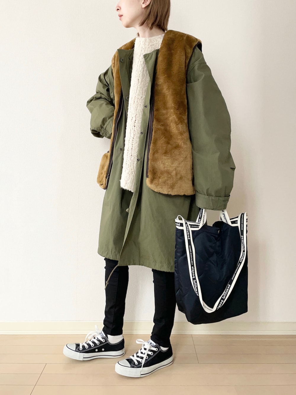 「barbour、ミリタリージャケット、ベストコーデ、ニット、レイヤードスタイル、スキニーデニム、スニーカー、converse、コンバース、ショルダーバッグ、大人カジュアル、オトナカジュアル、カジュアルコーデ、あったかコーデ、冬コーデ」｜「THE SHINZONEのFIELD PARKER（ミリタリージャケット、グリーン系）」を使った、𝐀𝐍𝐘さん（レディース・156cm）の冬コーディネートの2枚目の写真
