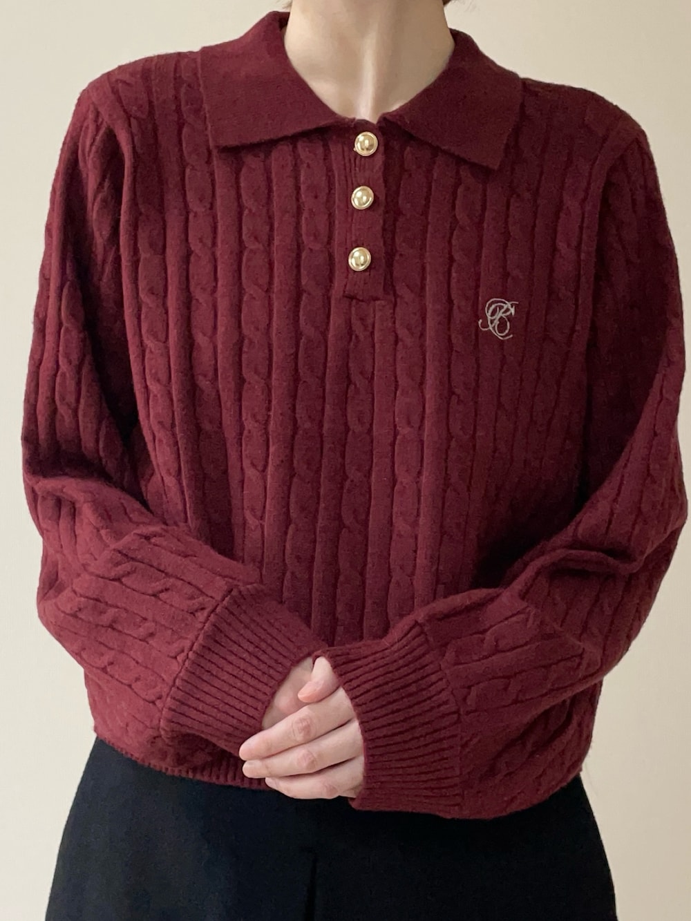 レッド系のニット/セーター、ブラック系のその他パンツ、ブラウン系のローファーを着用したレディースの秋コーディネートの3枚目の写真