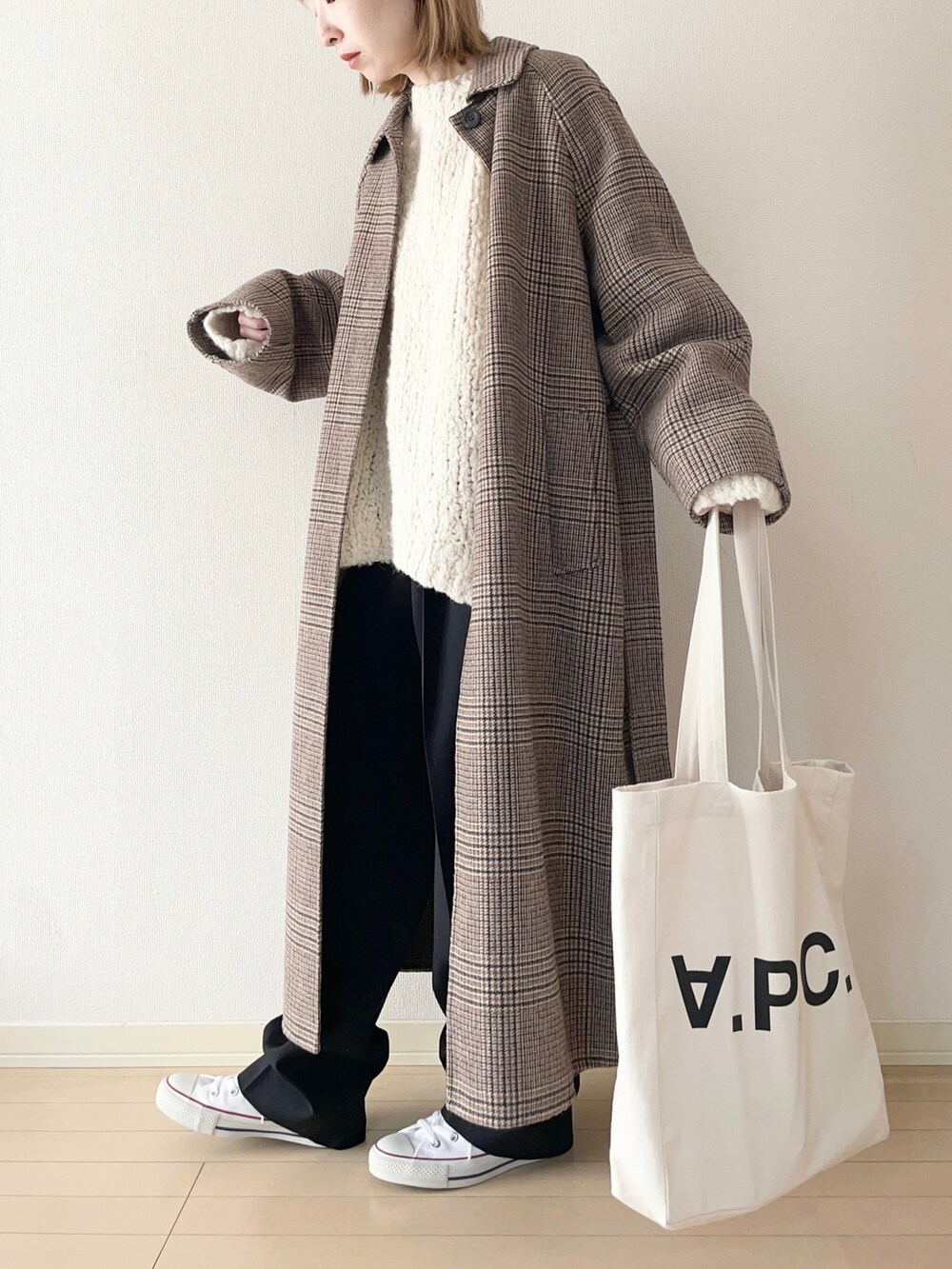 「ほめられ本命コーデ、ステンカラーコート、ニット、スラックス、あったかコーデ、コンバース、CONVERSE、スニーカー、トートバッグ、大人カジュアル、オトナカジュアル、カジュアルコーデ、冬コーデ」|「TODAYFULのステンカラーチェックコート(ステンカラーコート、イエロー系)」を使った、𝐀𝐍𝐘さん(レディース・156cm)の冬コーディネートの2枚目の写真