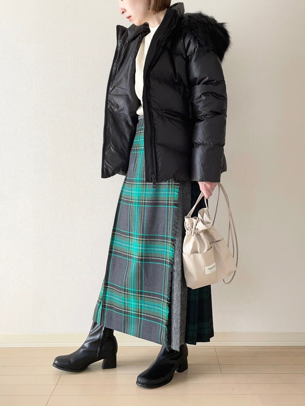 「Calvin Klein、カルバンクライン、ダウンジャケット、ハイネックニット、チェックスカート、ショートブーツ、ショルダーバッグ、巾着バッグ、秋コーデ、秋冬コーデ、冬コーデ、大人カジュアル、オトナカジュアル」|「Calvin Kleinのリアルダウンジャケット(ダウンジャケット/コート、ブラック系)」を使った、𝐀𝐍𝐘さん(レディース・156cm)の秋コーディネートの2枚目の写真