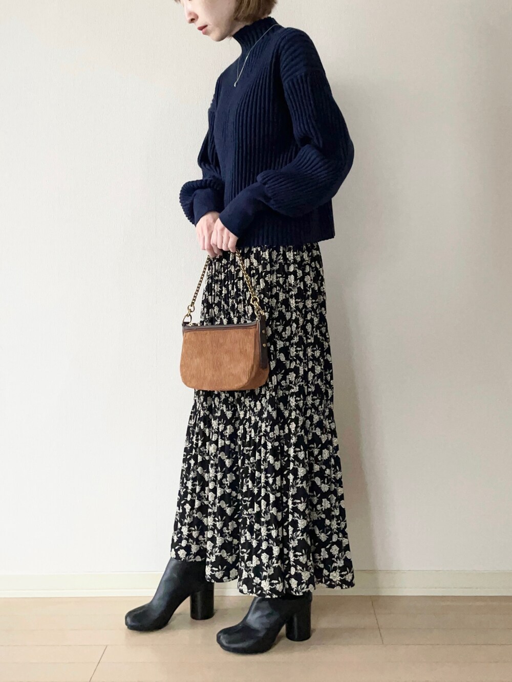 「renorm、リノーム、リブニット、花柄スカート、ロングスカート、ショートブーツ、足袋ブーツ、Fossil、FOSSILSTYLE、フォッシル、ハンドバッグ、大人カジュアル、オトナカジュアル、冬コーデ」|「ReNormの【SET UP対応】リブニットプルオーバー(ニット/セーター、ブルー系)」を使った、𝐀𝐍𝐘さん(レディース・156cm)の冬コーディネートの2枚目の写真