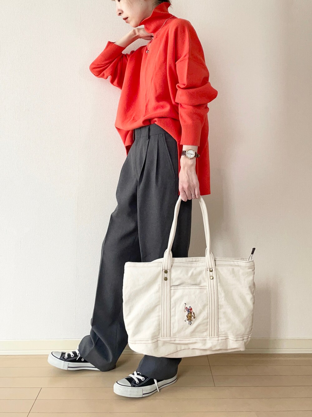 「タートルネック、タートルネックニット、スラックス、カラーコーデ、スニーカー、converse、コンバース、USポロ、トートバッグ、カジュアルコーデ、オトナカジュアル、大人カジュアル」｜「BEAUTY&YOUTH UNITED ARROWSのミラノリブ タートルネックニットプルオーバー -ウォッシャブル-（ニット/セーター、オレンジ系）」を使った、𝐀𝐍𝐘さん（レディース・156cm）の冬コーディネートの2枚目の写真