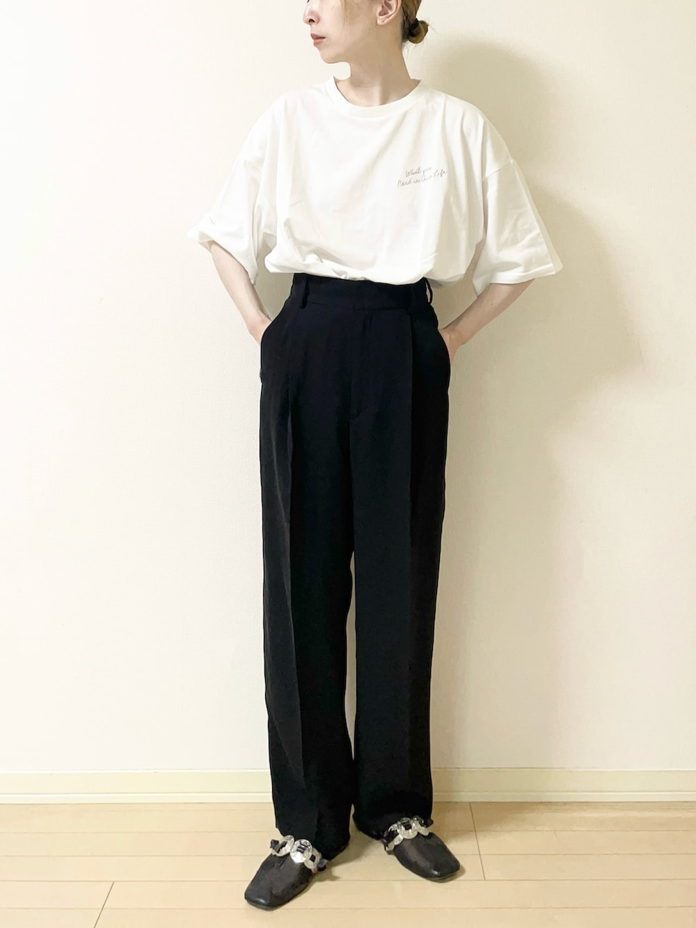 「オーバーサイズ、Tシャツ、ワイドパンツ、フラットシューズ、モノトーン、モノトーンコーデ、大人カジュアル、オトナカジュアル、カジュアルコーデ、シンプルコーデ」｜「tiptopのレタリングBIGTシャツ（Tシャツ/カットソー、ホワイト系）」を使った、𝐀𝐍𝐘さん（骨格ウェーブ・レディース・156cm）の春コーディネートの2枚目の写真
