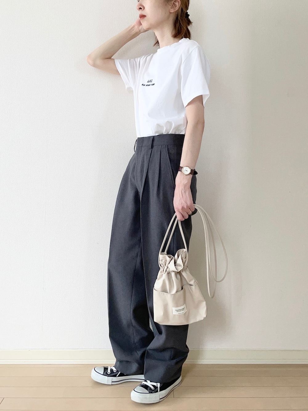 「夏コーデ、シンプルコーデ、パンツスタイル、大人カジュアル、カジュアルコーデ、スニーカーコーデ、Tシャツ、ロゴT、スニーカー、ワイドパンツ、スラックス、コンバース、converse、ショルダーバッグ、巾着バッグ」|「A.P.C.のT-SHIRT PETITE RUE MADAME H(Tシャツ/カットソー、ホワイト系)」を使った、𝐀𝐍𝐘さん(レディース・156cm)の夏コーディネートの2枚目の写真