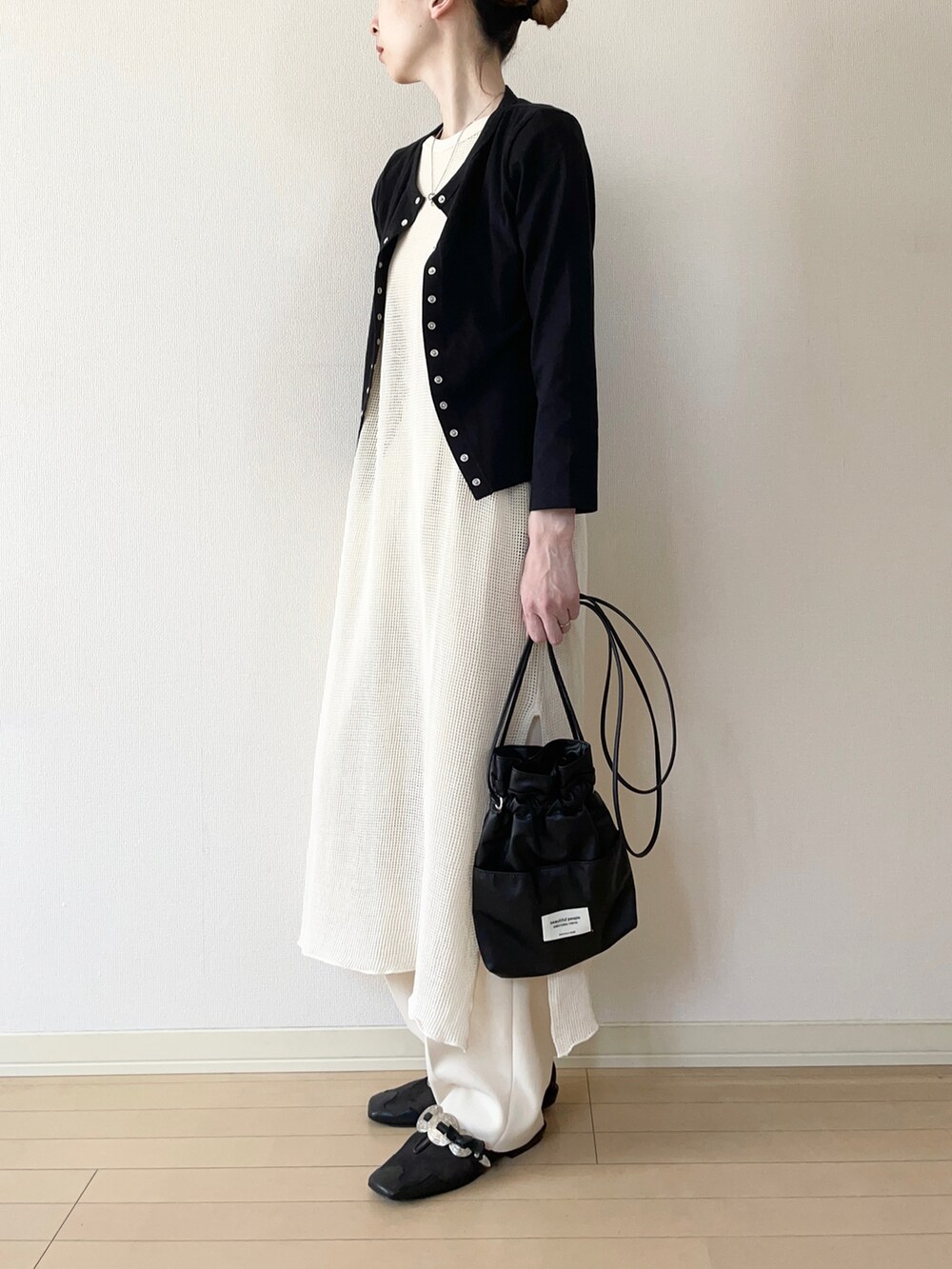 「モノトーン、モノトーンコーデ、agnes b.、アニエスベー、カーディガン、メッシュ、レイヤードスタイル、スラックス、ショルダーバッグ、巾着バッグ、オトナカジュアル、大人カジュアル、カジュアルコーデ、春コーデ」｜「agnes b.のJ000 CARDIGAN LE PETIT カーティガンプレッション（カーディガン/ボレロ、ブラック系）」を使った、𝐀𝐍𝐘さん（レディース・156cm）の春コーディネートの2枚目の写真