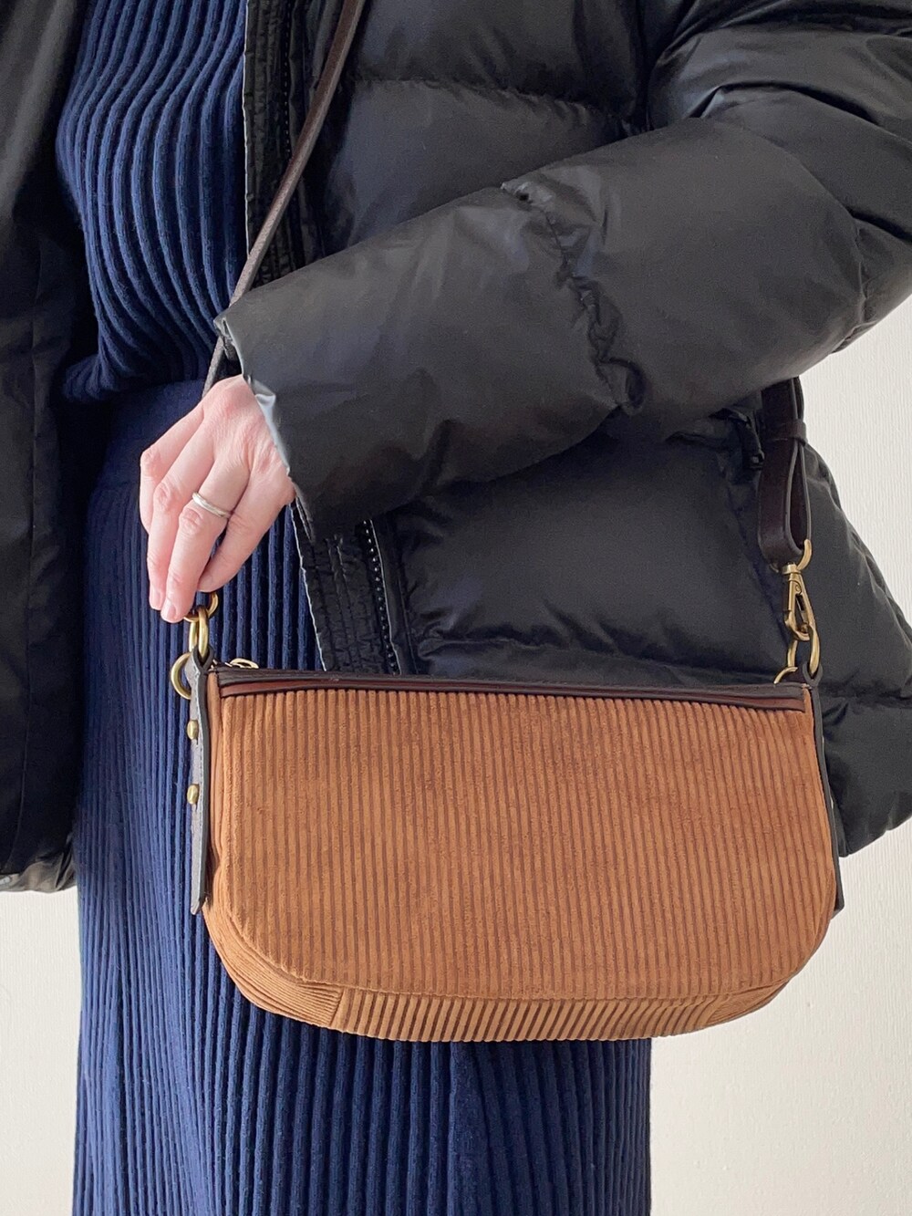 「Calvin Klein、カルバンクライン、renorm、リノーム、Fossil、FOSSILSTYLE、フォッシル、ダウンジャケット、セットアップ、リブニット、ショートブーツ、足袋ブーツ、ショルダーバッグ、秋コーデ、冬コーデ」|「Calvin Kleinのリアルダウンジャケット(ダウンジャケット/コート、ブラック系)」を使った、𝐀𝐍𝐘さん(レディース・156cm)の秋コーディネートの3枚目の写真