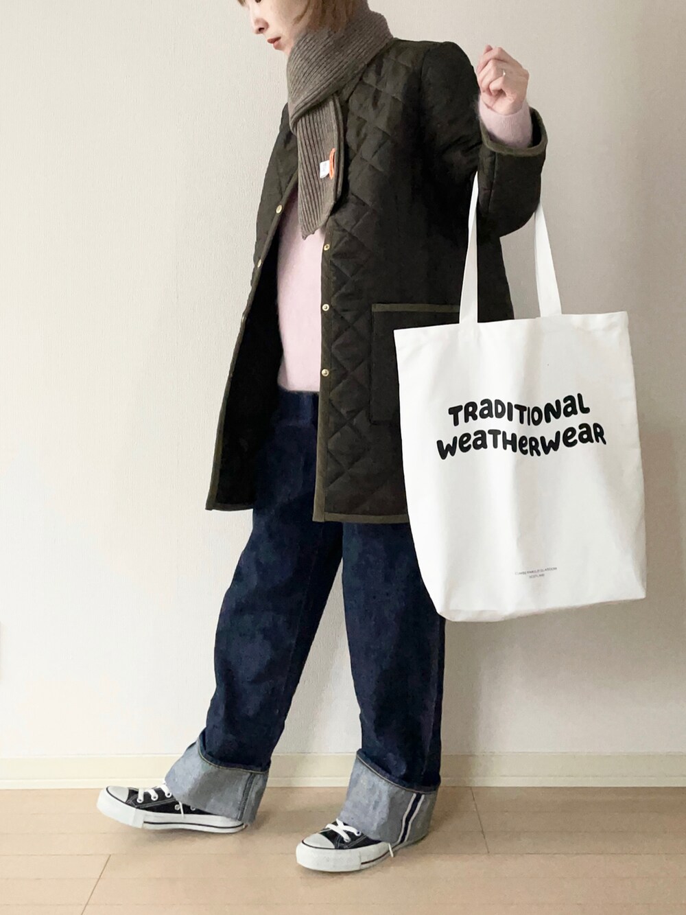 「Traditional Weatherwear、トラディショナルウェザーウェア、TWW、キルティングジャケット、マフラー、カシミヤ、ワイドデニム、スニーカー、コンバース、converse、トートバッグ、大人カジュアル、オトナカジュアル、冬コーデ」|「Traditional WeatherwearのARKLEY MIDDLE(その他アウター、グリーン系)」を使った、𝐀𝐍𝐘さん(レディース・156cm)の冬コーディネートの2枚目の写真