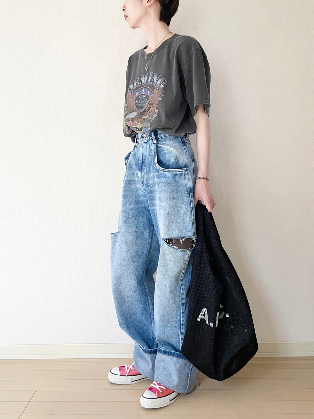 「ロゴT、プリントT、ロックT、Tシャツ、デニム、デニムパンツ、スニーカー、コンバース、converse、大人カジュアル、オトナカジュアル、カジュアルコーデ、夏コーデ、夏だ！Tシャツ着よう！」｜「GOOD ROCK SPEEDの【GOOD ROCK SPEEDxSPICKSPAN】 PACK TEE（Tシャツ/カットソー、ブラック系）」を使った、𝐀𝐍𝐘さん（レディース・156cm）の夏コーディネートの2枚目の写真