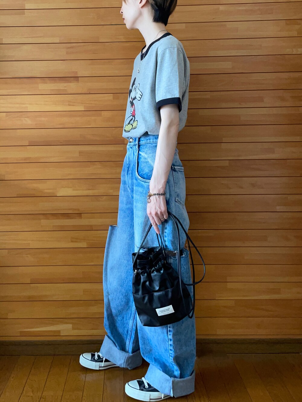 「ミッキーT、Tシャツ、Tシャツ×デニム、デニム、デニムパンツ、スニーカー、converse、コンバース、ショルダーバッグ、巾着バッグ、大人カジュアル、オトナカジュアル、カジュアルコーデ、夏コーデ、夏だ!Tシャツ着よう!」|「UNIQLOのアイテム(Tシャツ/カットソー、グレー系)」を使った、𝐀𝐍𝐘さん(レディース・156cm)の夏コーディネートの2枚目の写真