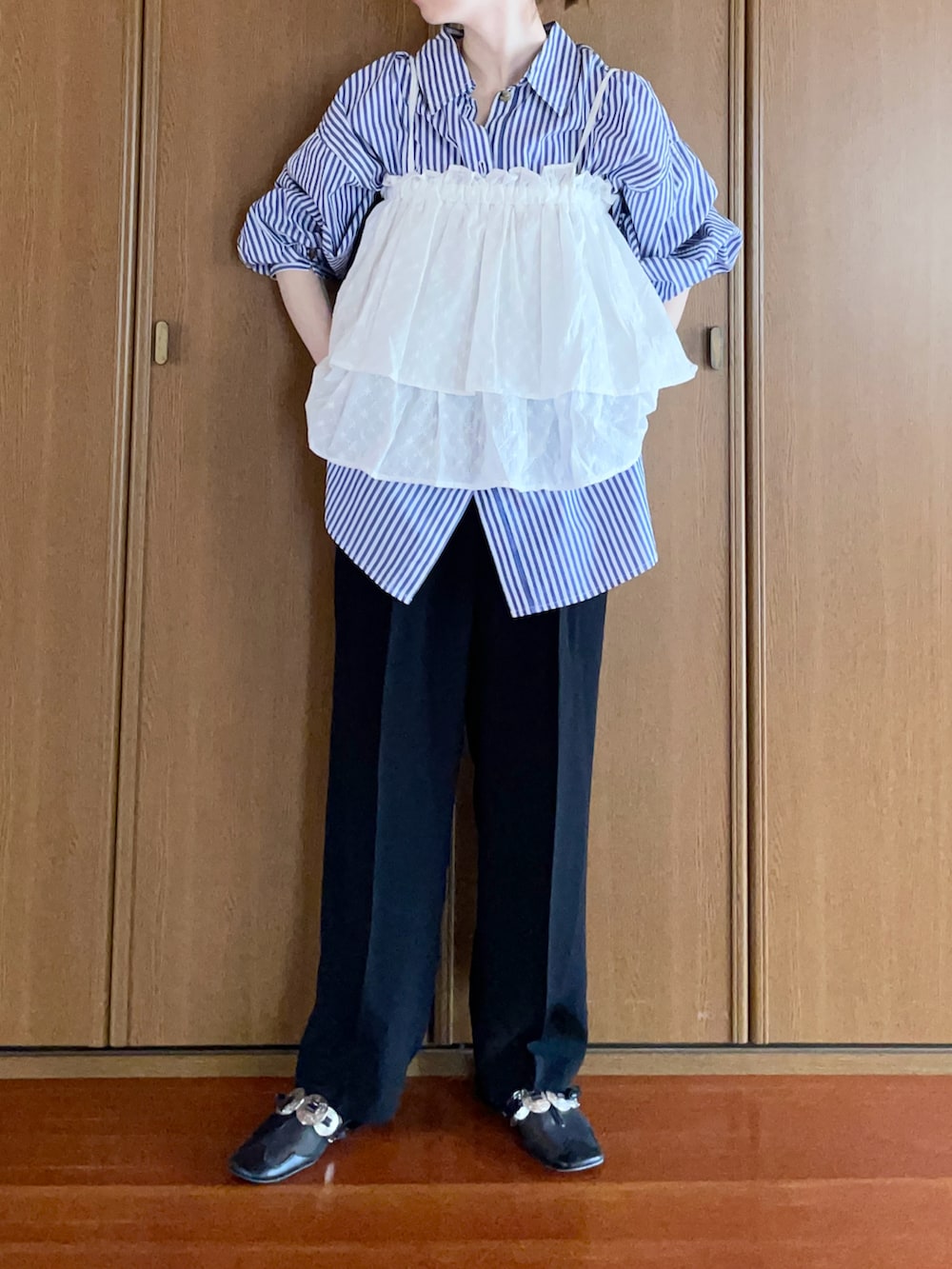 「春めき満開コーデ、レイヤードスタイル、ストライプシャツ、ビスチェ、ワイドパンツ、大人カジュアル、オトナカジュアル、カジュアルコーデ、シンプルコーデ」｜「tiptopの【2way】総刺繍コットンキャミスカート（スカート、ホワイト系）」を使った、𝐀𝐍𝐘さん（骨格ウェーブ・レディース・156cm）の春コーディネートの2枚目の写真